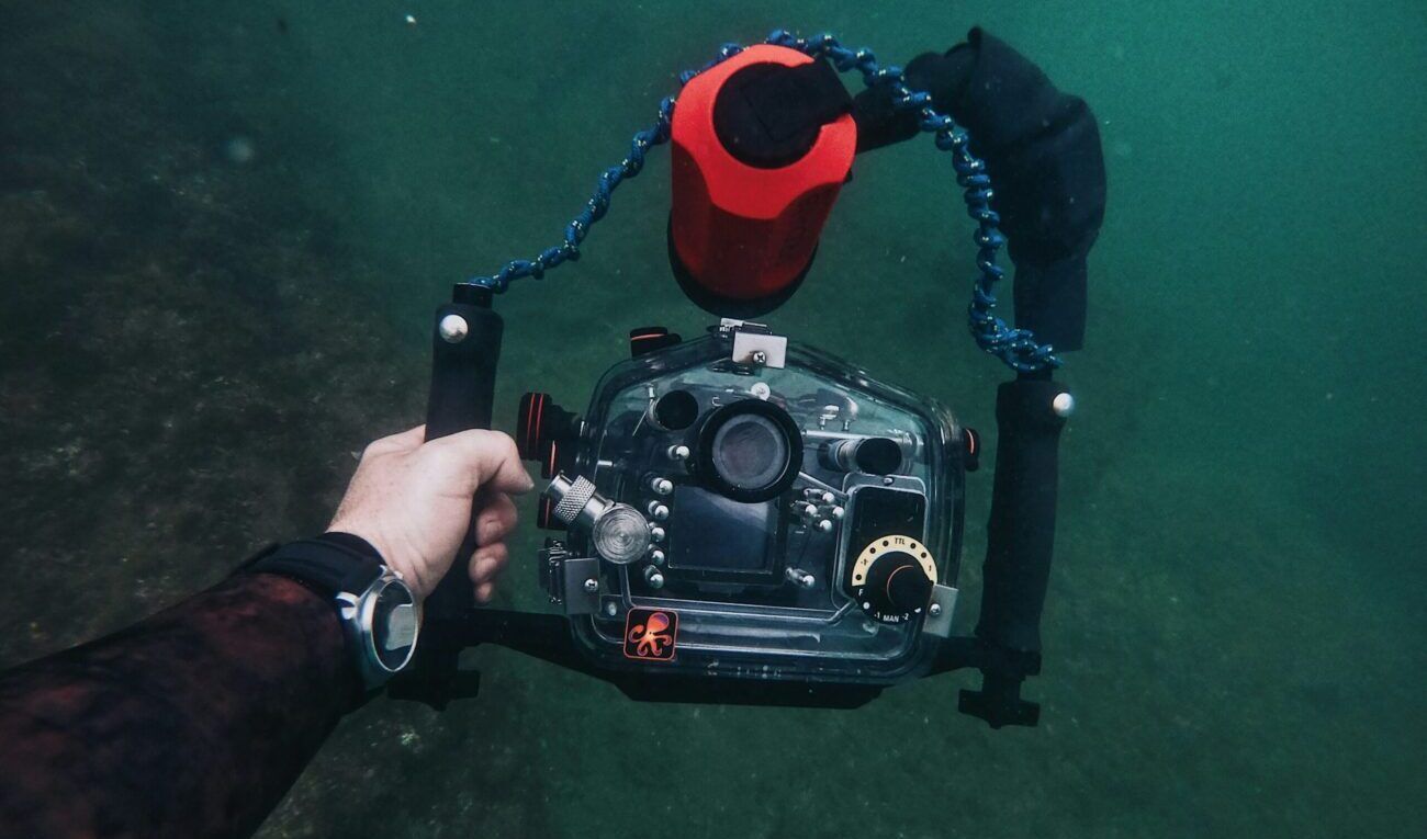 cámara fotográfica estanca bajo el agua con flash y conectores estanco