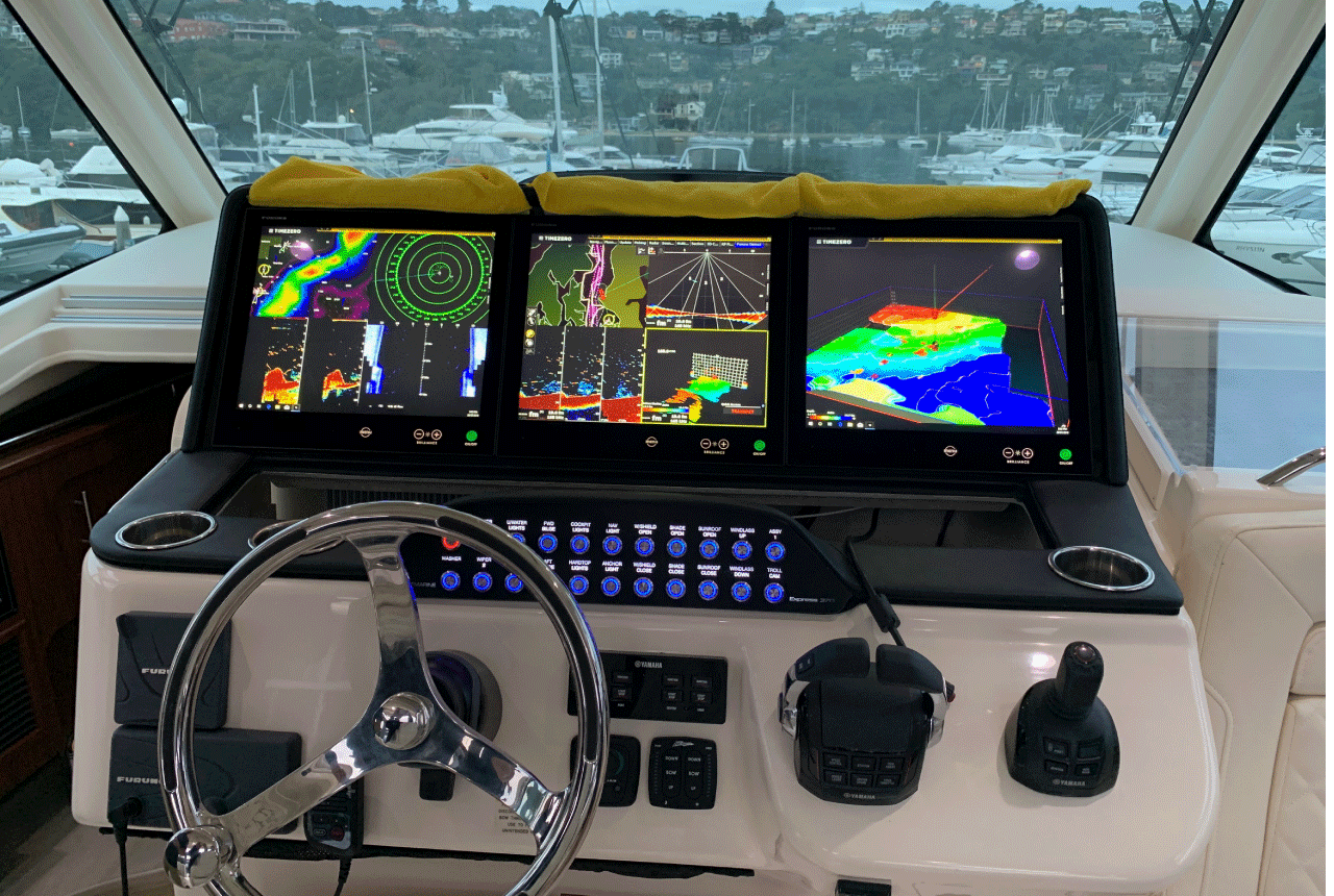 Cuadro de mandos de barco con diferentes instrumentos conectados con bus NMEA 2000