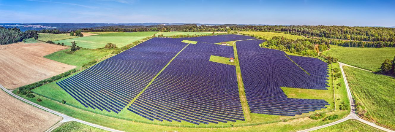 Foto panorámica de un parque solar